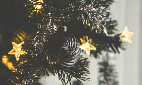 <b>Jak stworzyć świąteczny nastrój w domu przy pomocy światła? - Poznaj 3 triki oświetleniowe na Święta Bożego Narodzenia</b>